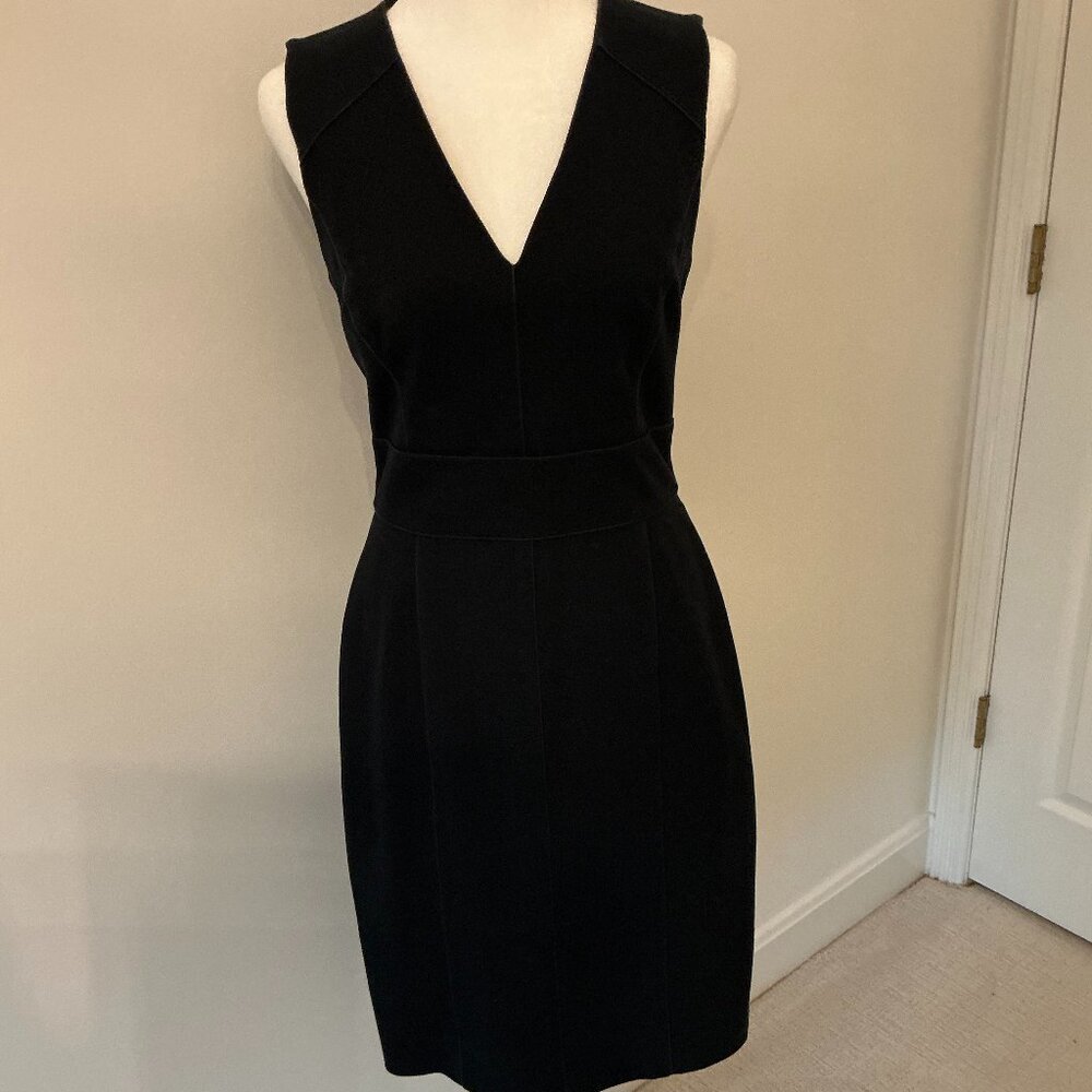 Banana Republic Fitted Sleeveless Navy Sloan Dress with V-Neck - Size 4